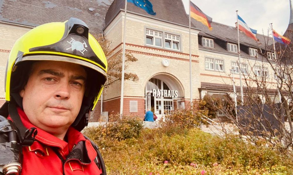 Sylt News: Weltrekord-Feuerwehrmann in Schutzkleidung durch Westerland