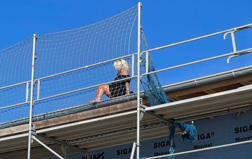 TV Promi steigt Strandhafer auf das Dach