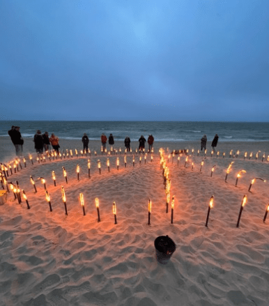 Licht setzen für eine bessere Welt: Aktion am Westerländer Strand